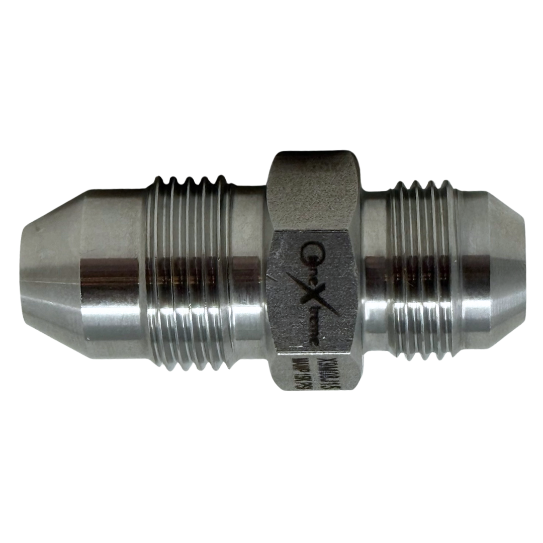 X9M04J15 : OneXtreme Adapter, 0.5625 (9/16") Male MP x 0.25 (1/4") Male JIC, 15,000psi